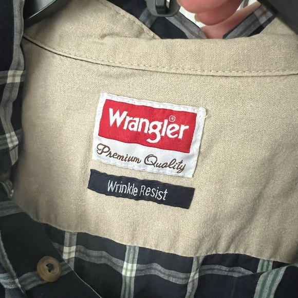 Wrangler | men’s dark blue plaid button down short sleeve shirt - M - Picture 3 of 7